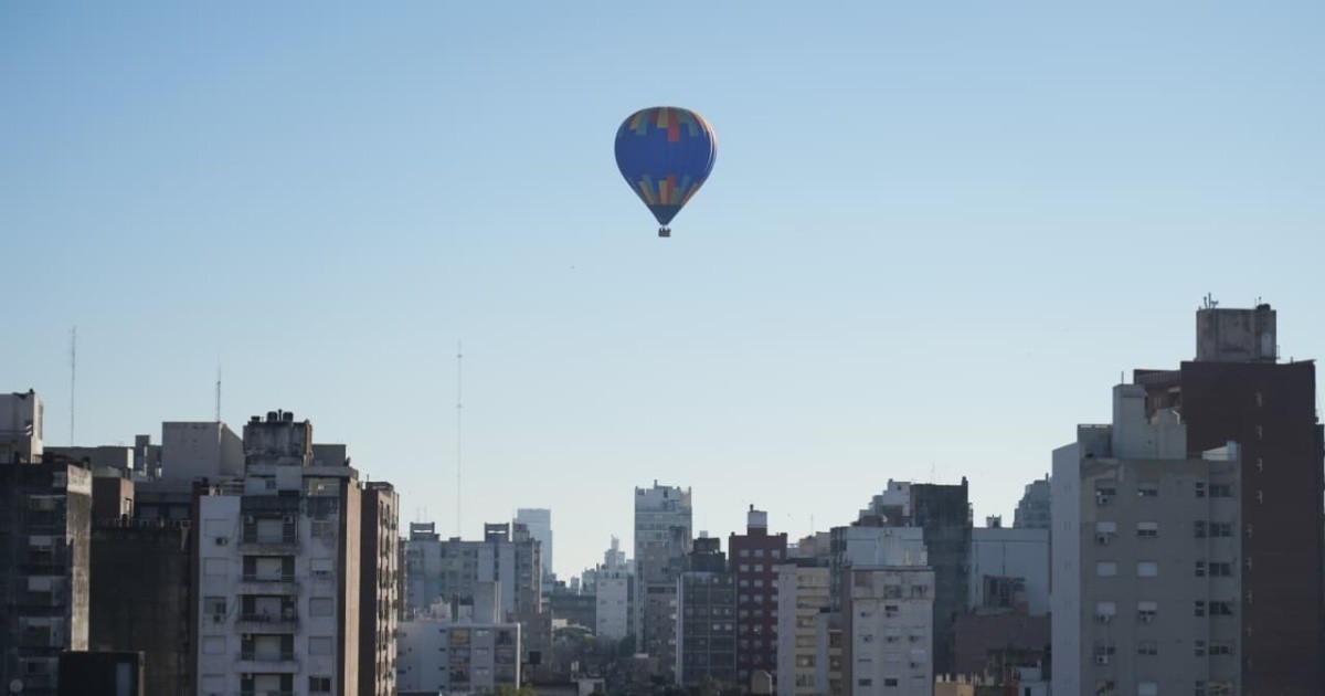 Un globo aerostático sobrevoló Rosario y dejó una llamativa postal