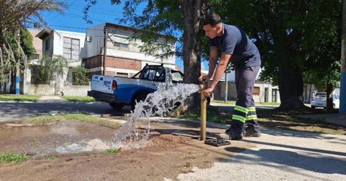 Aguas inicia una semana de purgado de cañerías en Rosario: en qué zonas y qué implica
