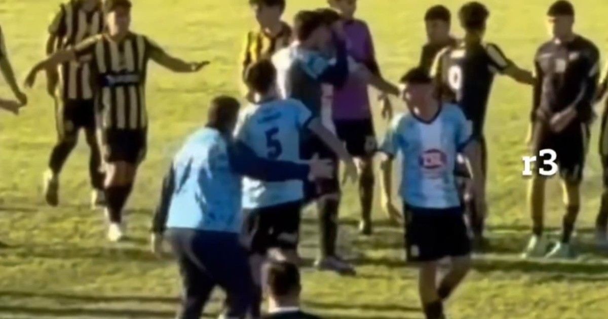Batalla campal y salvaje agresión en un clásico de fútbol de la región: un jugador recibió una patada en la nuca