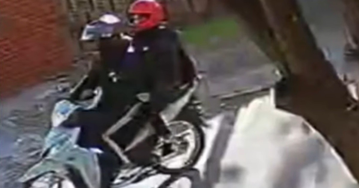 Violento asalto en Fisherton Industrial: motociclistas armados golpearon a una jubilada y escaparon con sus ahorros