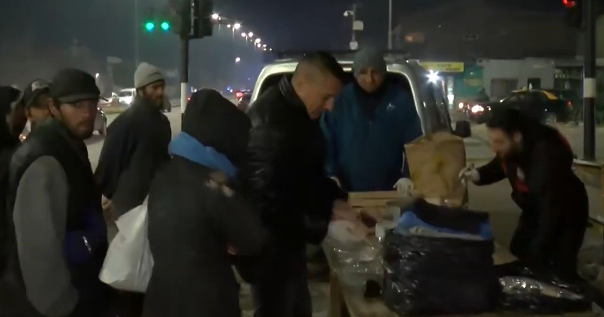 Un grupo de amigos cocina y reparte viandas para personas en situación de calle durante la ola de frío