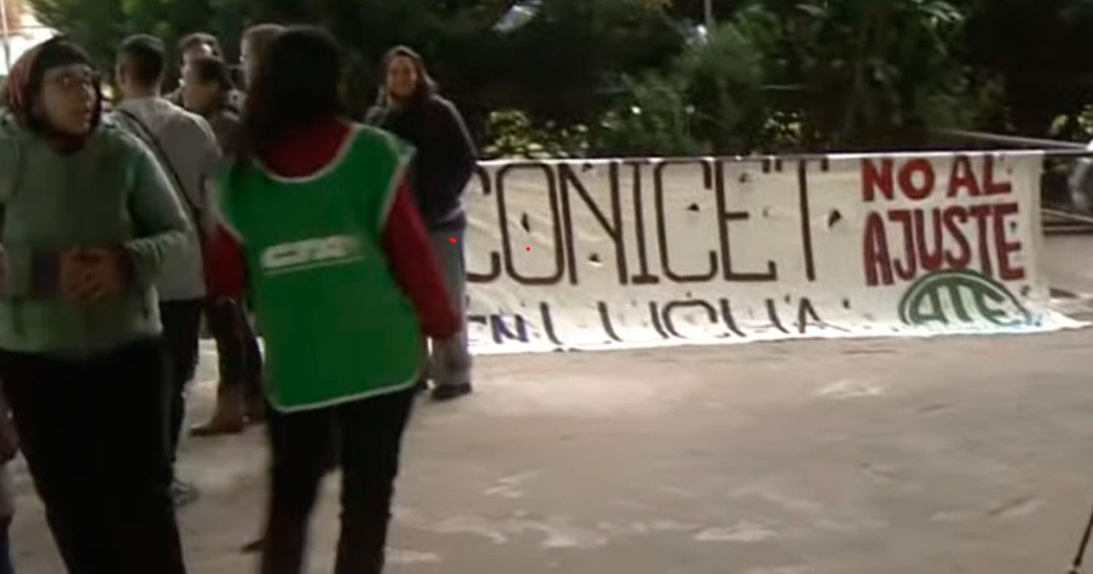 Volanteada de Becarios del Conicet Rosario en la Siberia por la continuidad de 379 puestos de trabajo