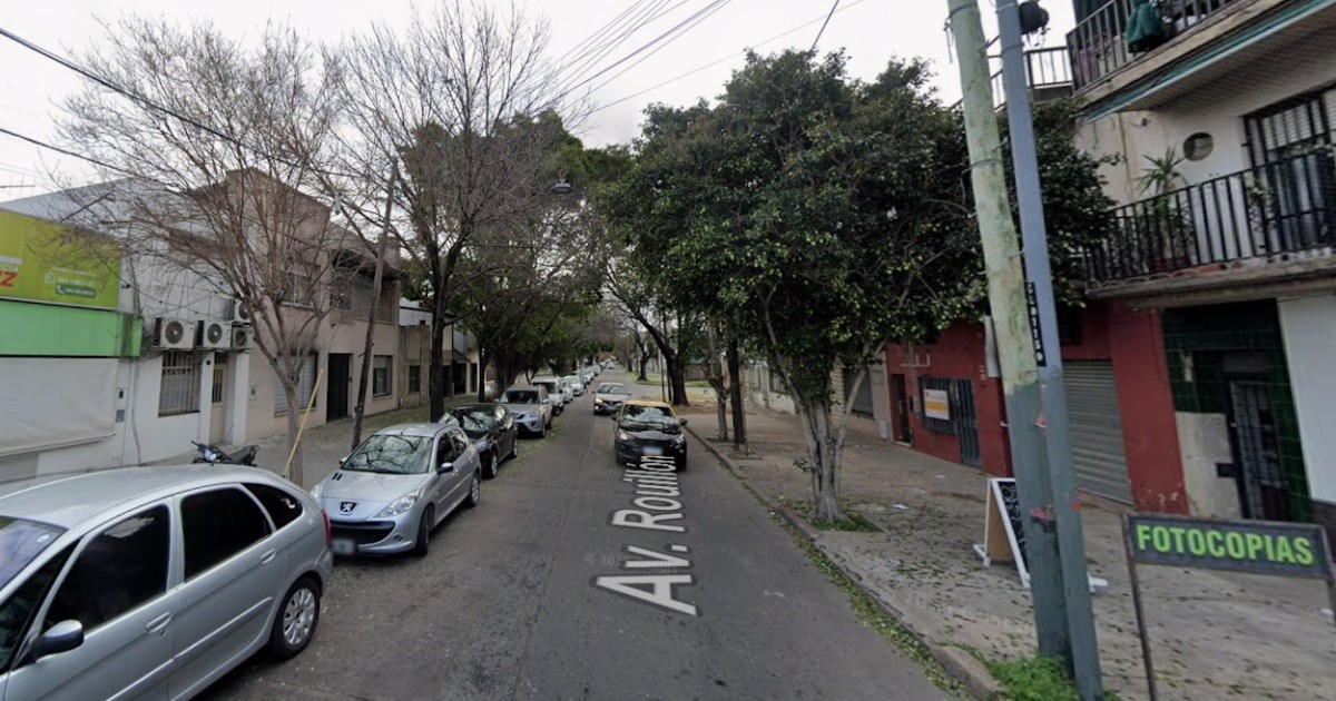 Falsos repartidores y tiros dentro de un comercio en un violento intento de asalto en barrio Azcuénaga