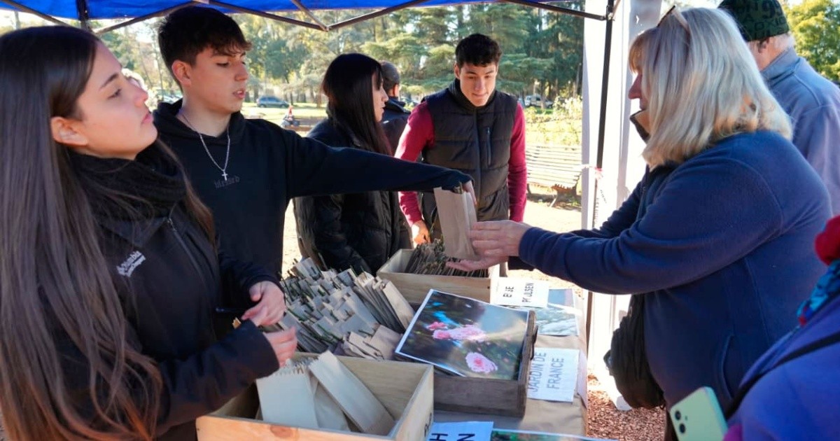 Comenzó la entrega de esquejes de rosas en El Rosedal del Parque Independencia