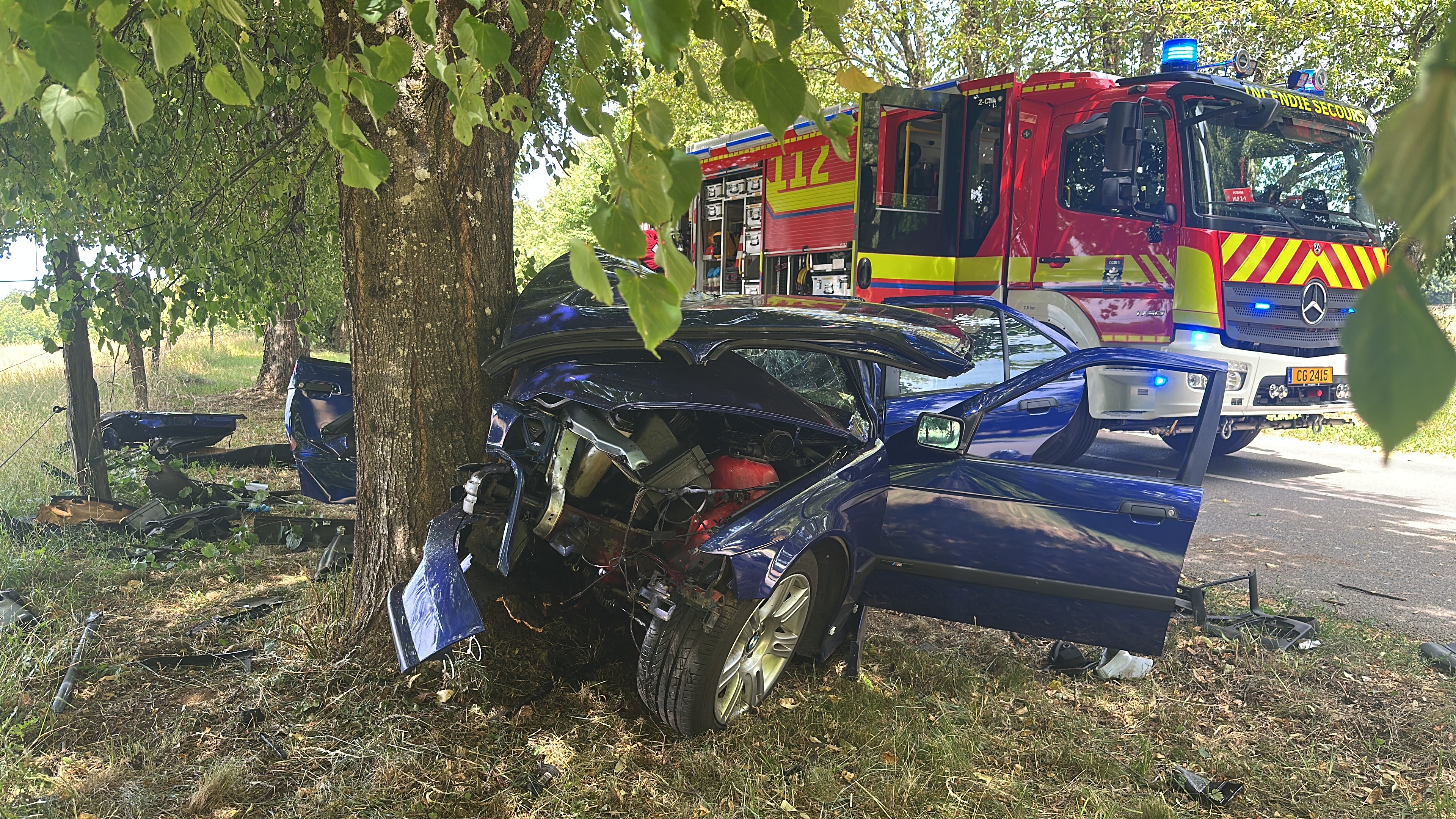 Auto géint BamSchroen Accident e Freideg de Moien zu Rodange beim Roudenhaff, SAMU am Asaz03.07.2026Fotoen