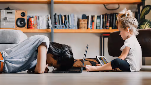 Het ouderschap valt Clarissa zwaar, en daar schaamt ze zich voor: 'Ik sta altijd aan'