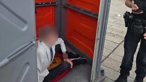 Man na nacht in dixi gered door politie in Almere