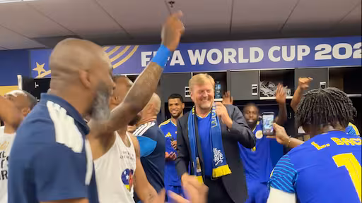 Koning en koningin dansen mee in feestende kleedkamer Curaçao