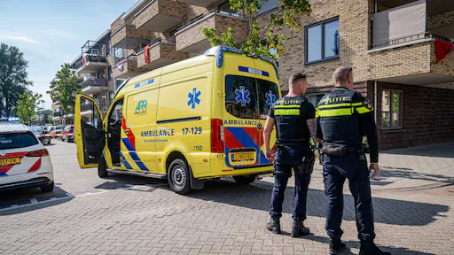 Weer valt jong kind uit openstaand raam, met spoed naar ziekenhuis