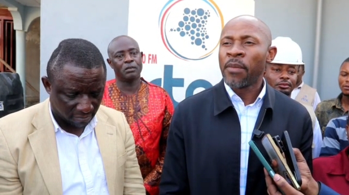 Ituri : Patrick Muyaya en visite d’inspection du bâtiment de la RTNC en chantier