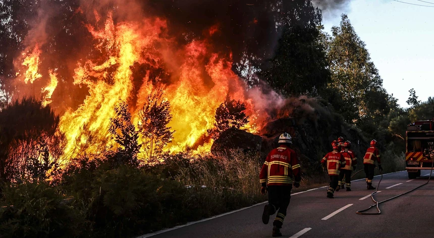 Fire in Vouzela with five active fronts mobilizes a thousand personnel and pressures villages