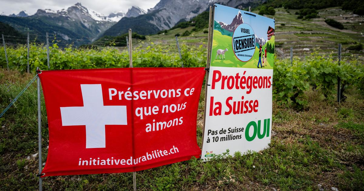 Affiche électorale de l'UDC pour l'initiative "Non à une Suisse à 10 millions" à Chamoson, le 10 mai 2026. [KEYSTONE - JEAN-CHRISTOPHE BOTT]