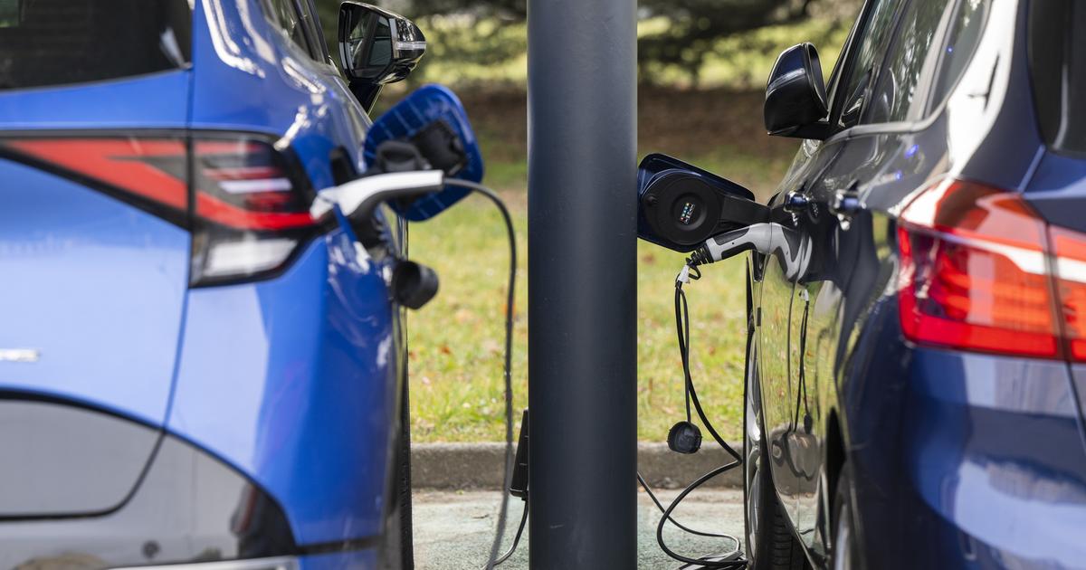 Deux voitures électriques en charge à Genève le mercredi 22 février 2023. [KEYSTONE - MARTIAL TREZZINI]