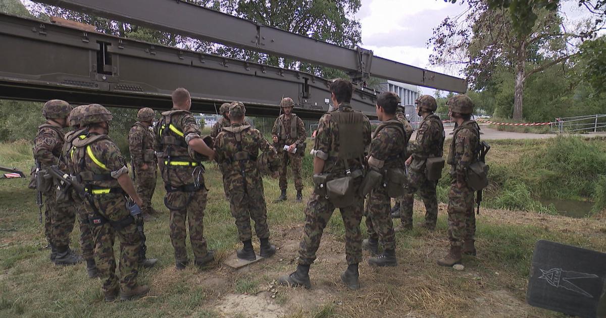 Des militaires de l'armée suisse sont mobilisés lors d'un exercice militaire pour tester leur capacité de défense lors d'une simulation de menace élevée sur la Suisse. [RTS]