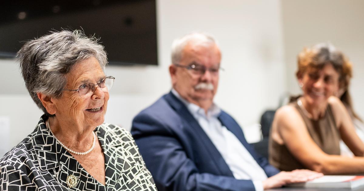 L'ancienne conseillère fédérale Ruth Dreifuss, à gauche, Johanna Sommer, professeure de santé planétaire à l'Université de Genève, à droite, et Marco Sassoli, professeur de droit