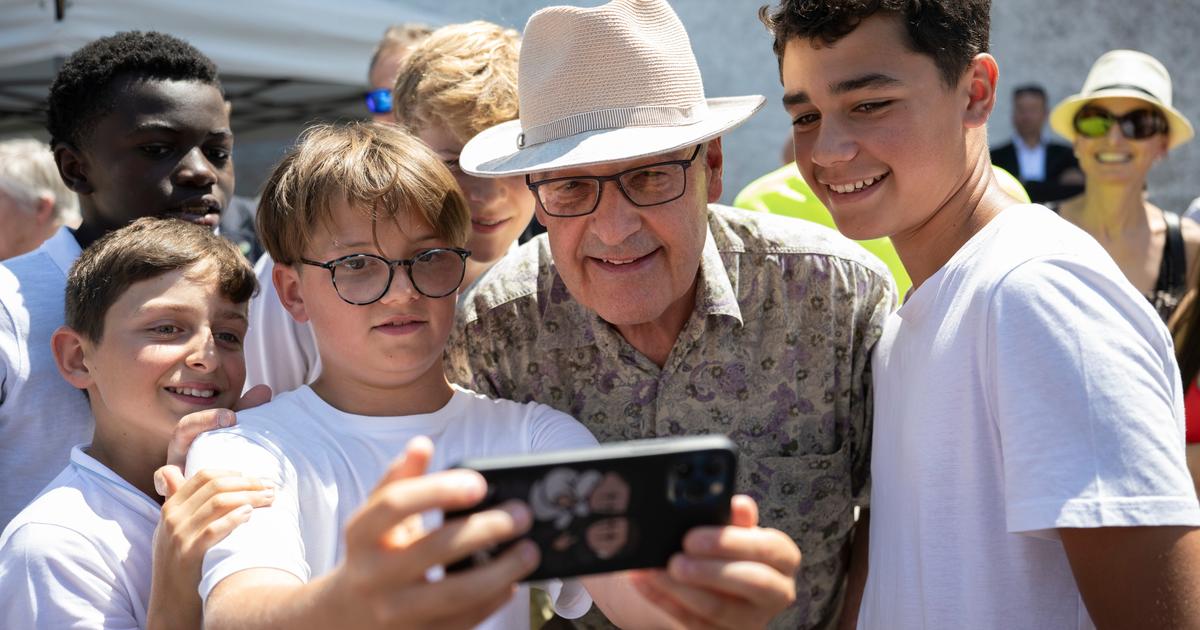 Le Président de la Confédération Guy Parmelin photographié avec des enfants lors d'un apéritif à Aubonne, le 25 juin 2026. [© KEYSTONE / ANTHONY ANEX - ANTHONY ANEX]