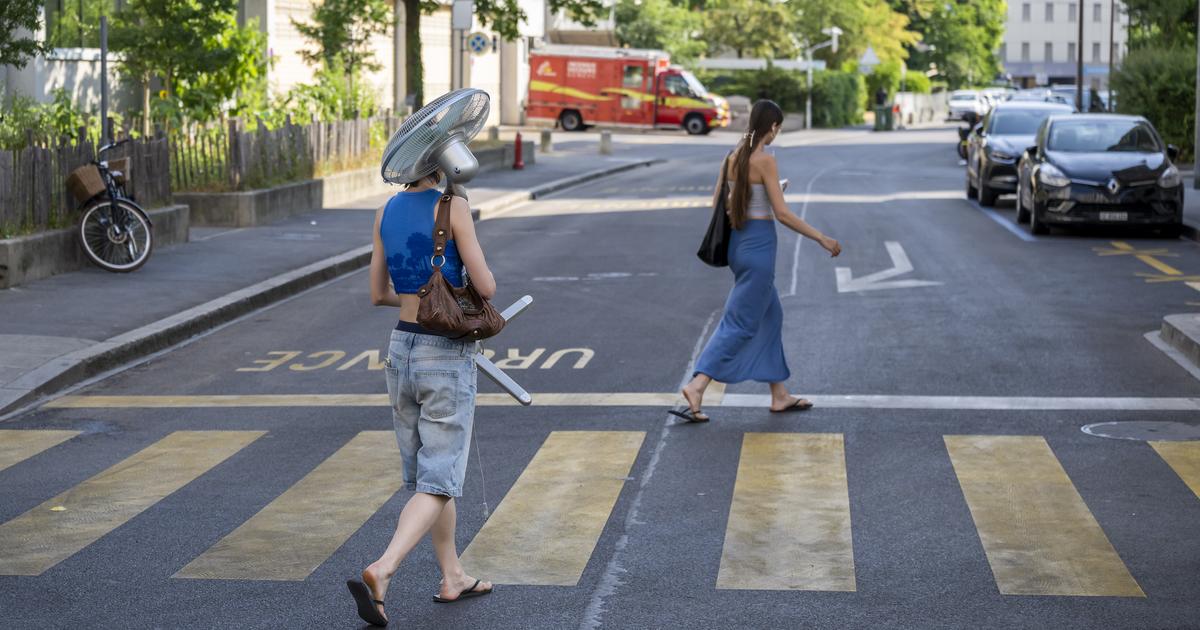 Une personne porte un ventilateur afin de lutter contre la chaleur, vendredi 26 juin 2026 à Genève. [KEYSTONE - MARTIAL TREZZINI]