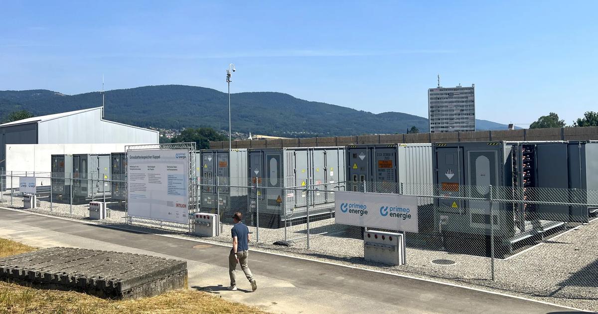 Les batteries de Kappel (Soleure) sont logées dans de grands conteneurs. [SRF]