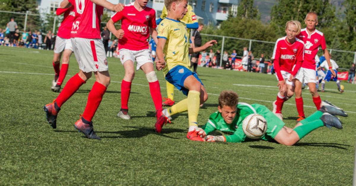 Þúsundir gesta í fótboltaveislu á Akureyri - RÚV.is