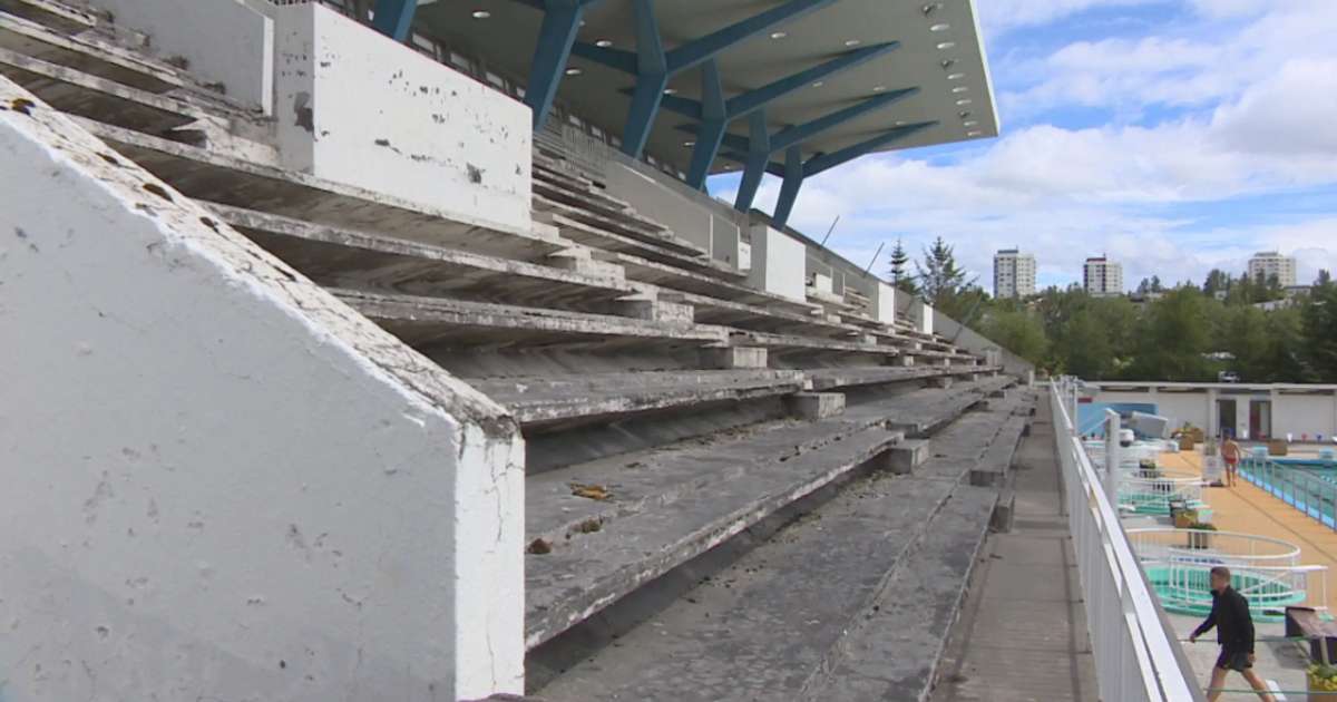 Rífa á stóran hluta stúkunnar í Laugardal - RÚV.is