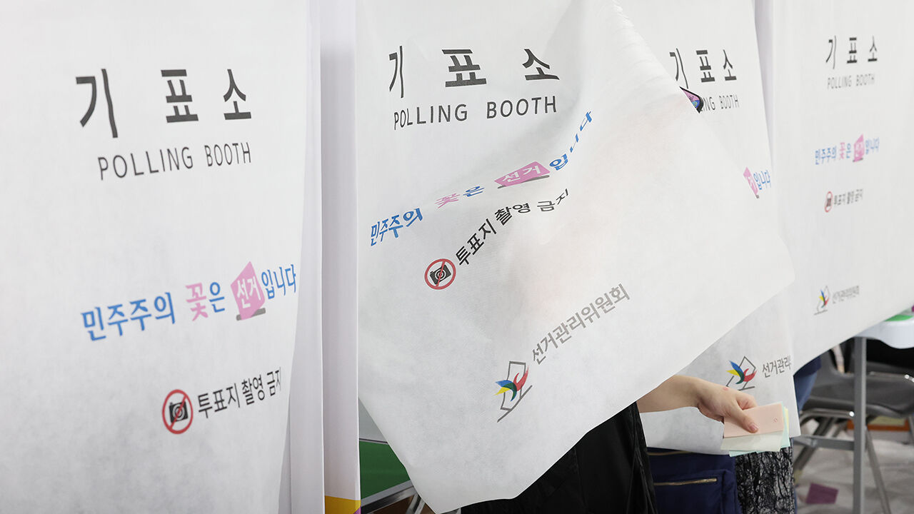 "당선 축하" 투표 전날 띄운 태백시청…"조직적 관권선거" 발칵