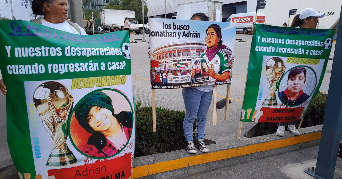 La protesta que marcó la previa del España vs Perú en el Estadio Cuauhtémoc