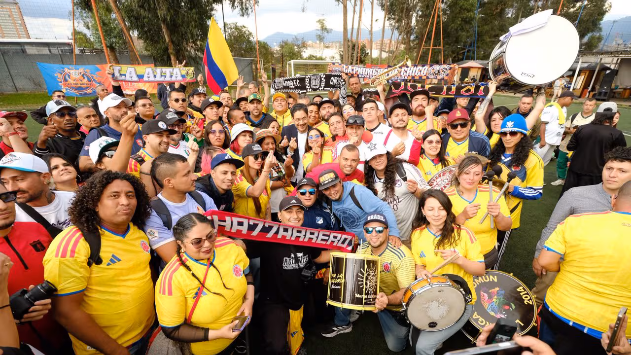 A pesar de sus críticas el Pacto también se pone la tricolor: Iván Cepeda y Aída Quilcué recibieron la camiseta de la Selección