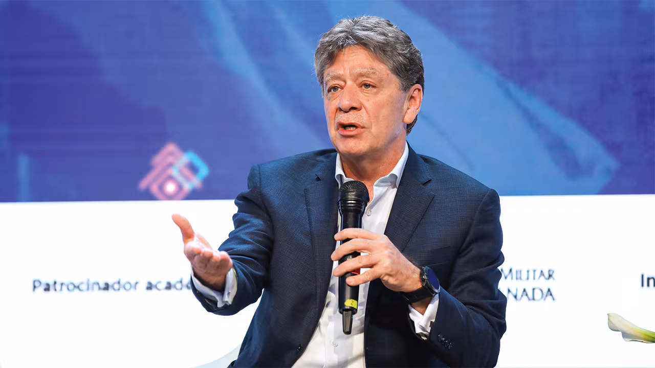 Bruce Mac Master conmueve al país con su columna en defensa de la Constitución