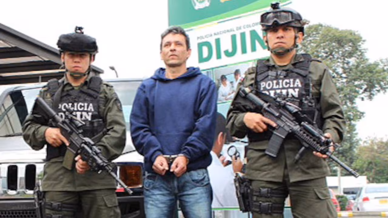 Un atentado contra Álvaro Uribe, coordinación de ataques con drones de Iván Mordisco y reclutamiento: los antecedentes del exjefe de las Farc que fue expulsado de la JEP