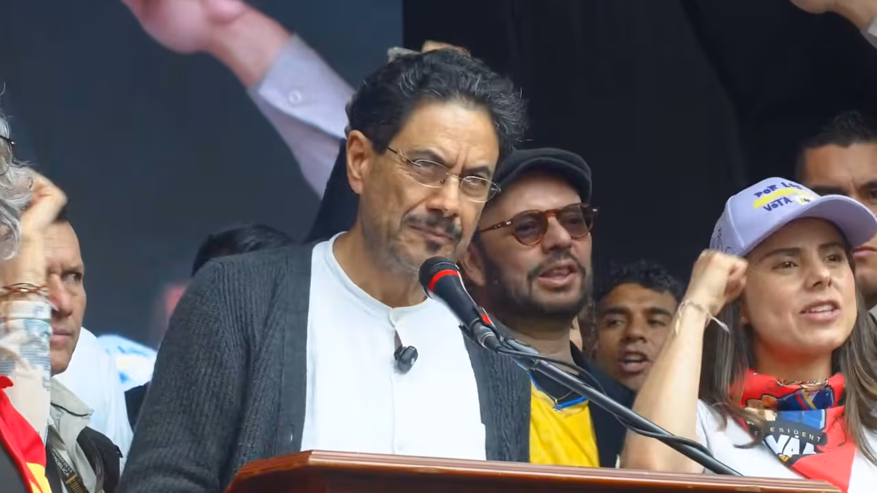 Iván Cepeda cerró su campaña y el Pacto regaló camisetas de la Selección Colombia, pese a las críticas a De la Espriella: “Gracias Petro”