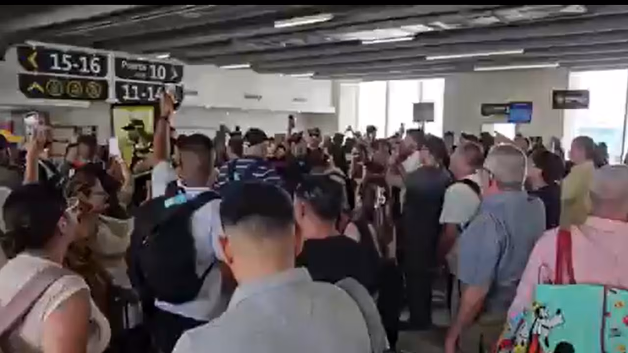 Así fue el tenso momento que vivió el candidato Iván Cepeda en el aeropuerto de Barranquilla