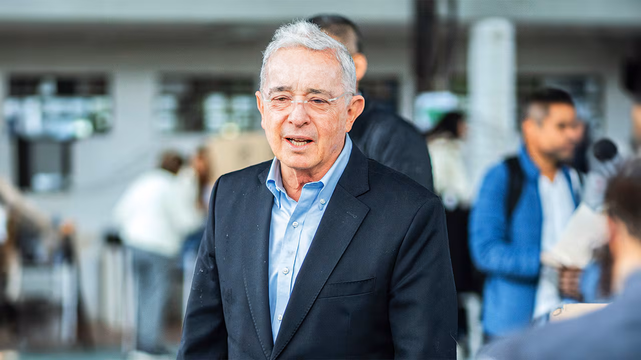A tres días de las elecciones, Álvaro Uribe informa que fue llamado a indagatoria por la Fiscalía por las masacres de El Aro y La Granja