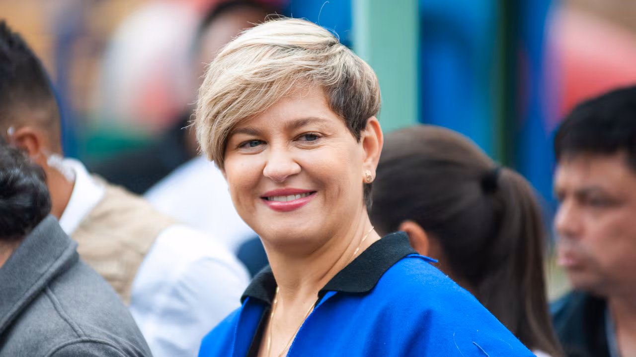 Verónica Alcocer salió del país, horas antes del final del Gobierno Petro, y tras escándalo por grabaciones de Eva Ferrer
