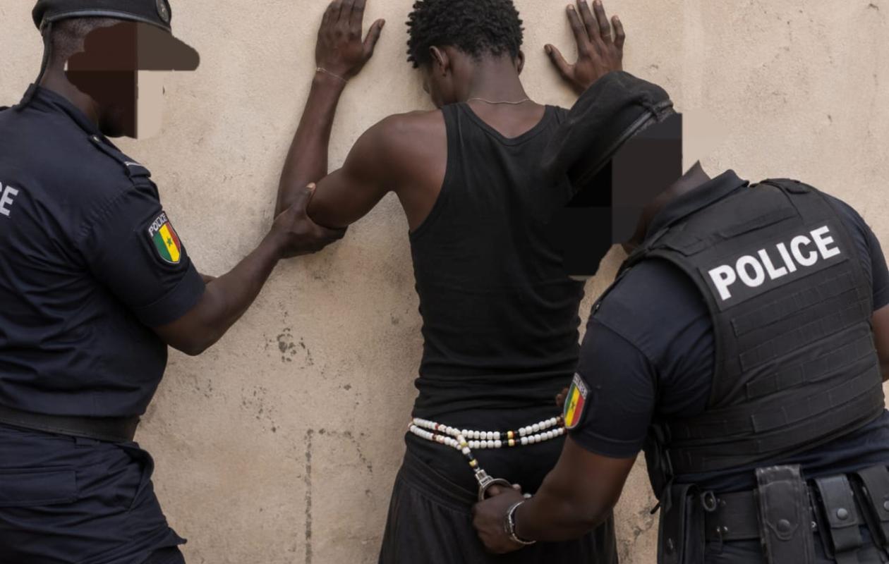 Apologie De L'homosexualité : Le Danseur Malaw Seck Arrêté, Des Perles Découvertes Autour Des Reins Et Des Vidéos "pornos" Sur Son Téléphone