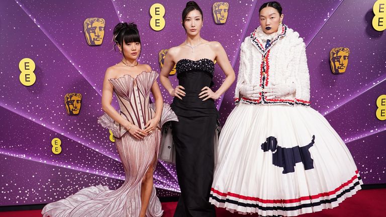 Alfombra roja de los BAFTA: Toda la moda a medida que las estrellas de Hollywood llegan a la ceremonia