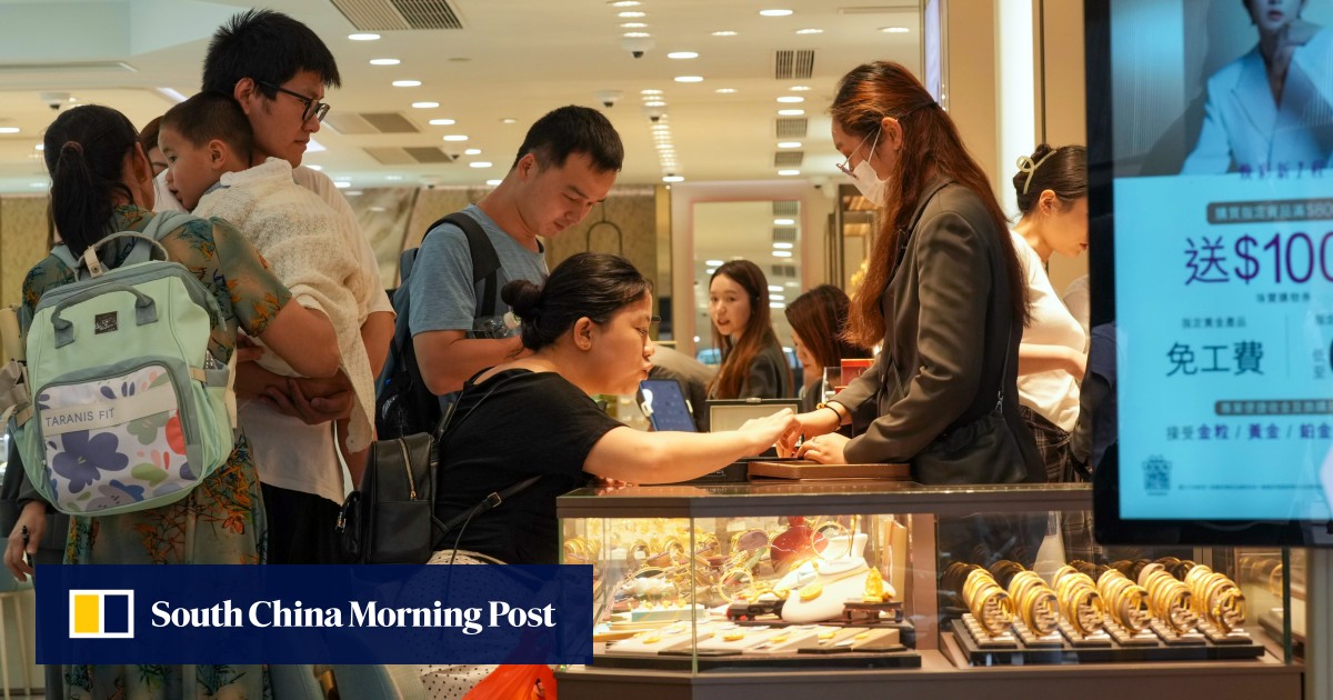 Shoppers at a jewellery shop on Canton Road in Tsim Sha Tsui on the first day of mainland China’s “golden week” Labour Day holiday. Photo: Jelly Tse