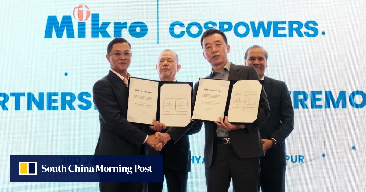 Syed Mohd Hafiz Syed Mohd of Mikro MSC Berhad (left) shakes hands with William Wang, vice-president of Hong Kong Cospower Technology, in the presence of Malaysia’s Deputy Prime