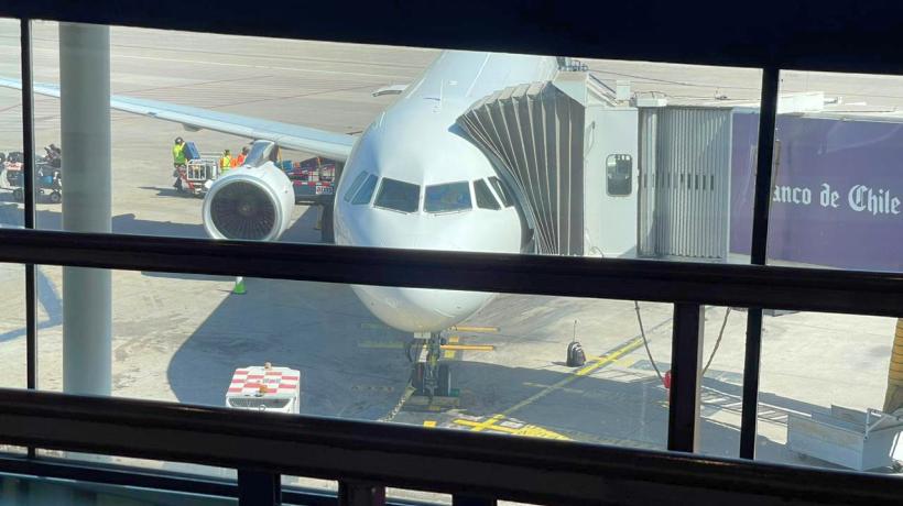 4h Detienen a pasajero en aeropuerto de Santiago por falso aviso de bomba