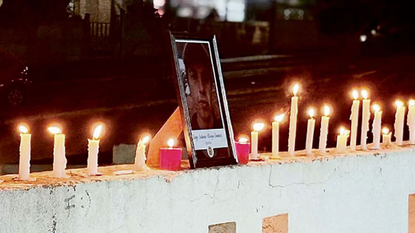 8m Con velatón piden justicia a un mes de brutal homicidio de artista visual en San Antonio