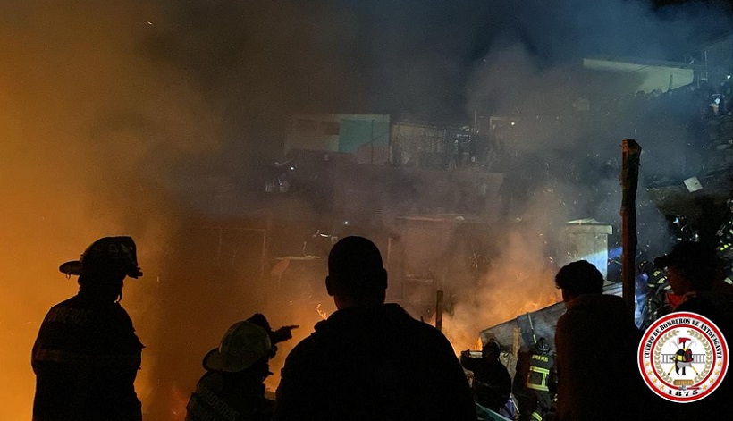 5h Tragedia en campamento: incendio deja un menor muerto y 49 damnificados en sector norte de Antofagasta