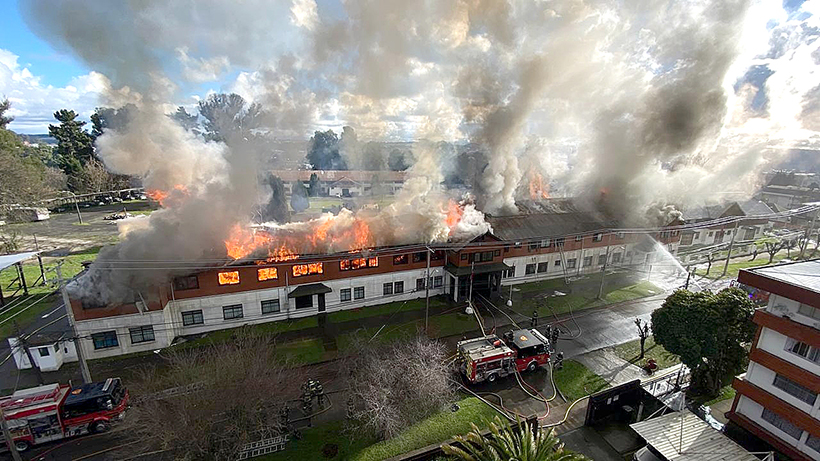 Hace unos minutos Osorno: Investigan causas de incendio que destruyó antiguo Cuartel del Destacamento de Montaña número 9 Arauco