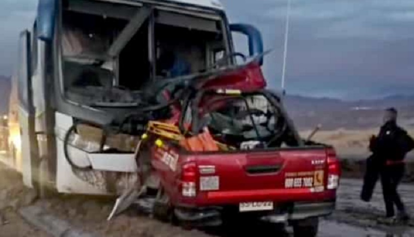 5h Cuatro muertos en violento choque de camioneta con bus en sector Curva de Peine, al interior de Antofagasta