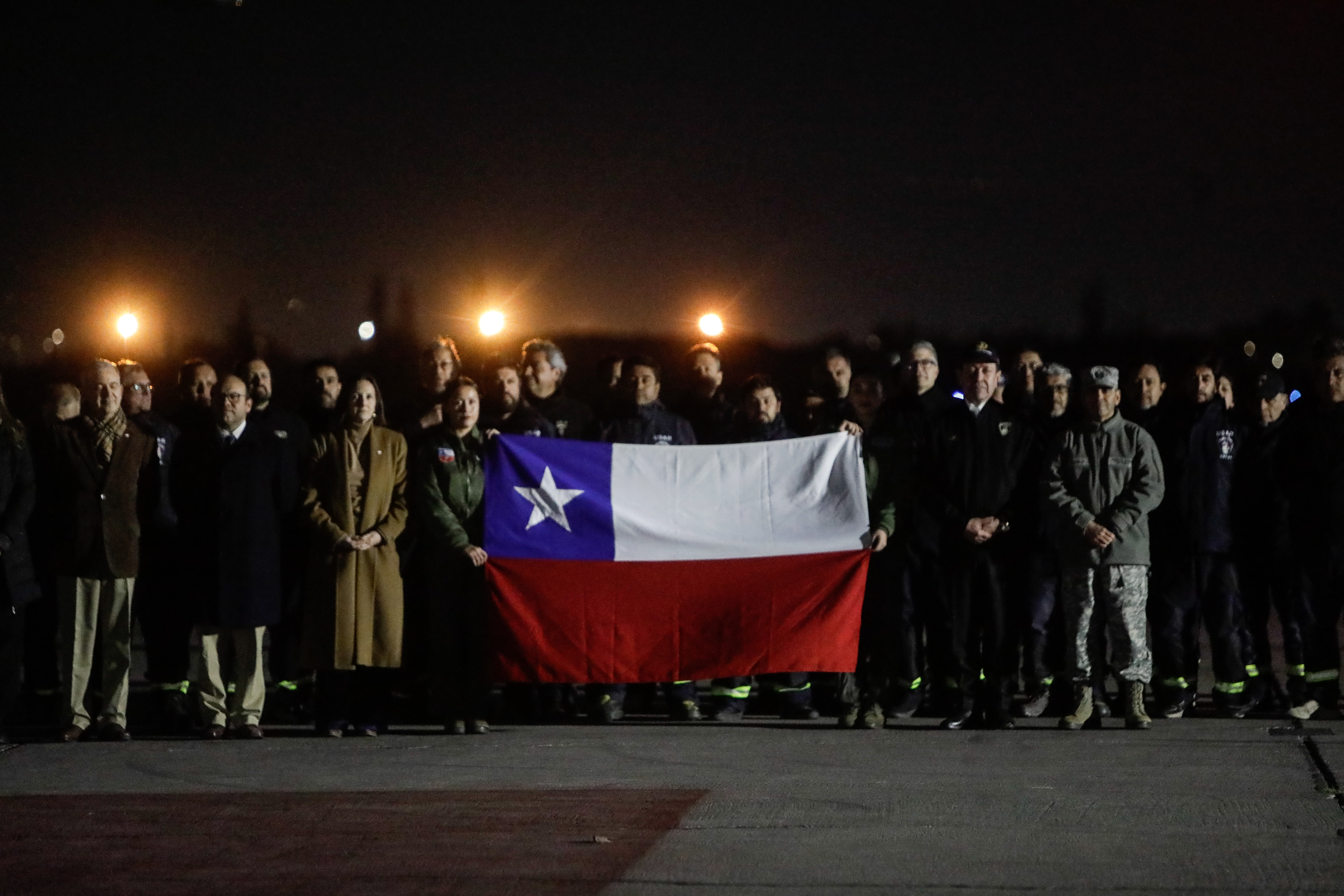 Gobierno recibió a los 45 bomberos que ayudaron en rescates en Venezuela: "Representan lo mejor de Chile"