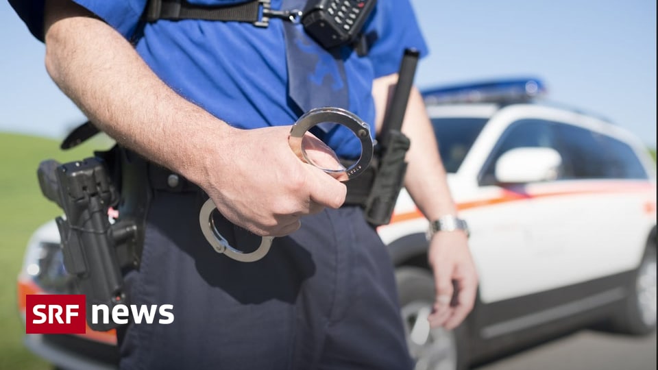 Schriftliche Drohung Polizei evakuiert Internatsschule in Zug Zum Zeitpunkt des Vorfalls hielten sich etwa 30 Personen auf dem Gelände auf. Vor einer StundeMit Audio
