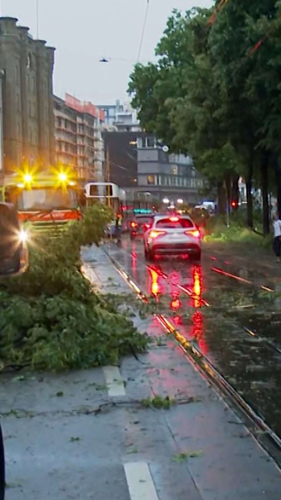 00:18 Video Unwetter Schweiz Heftiges Gewitter am Freitagabend fordert Verletzte abspielen. Laufzeit 18 Sekunden. Aus: SRF News Videos vom 20.06.2026 Am Freitagabend zogen