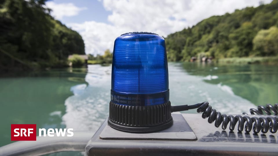 Schlauchboot gekentert Polizei sucht nach Bootsunfall bei Mühlau AG nach 5-jährigem Bub Das Boot mit zwei Erwachsenen und zwei Kindern kollidierte mit einem Baum im Fluss und