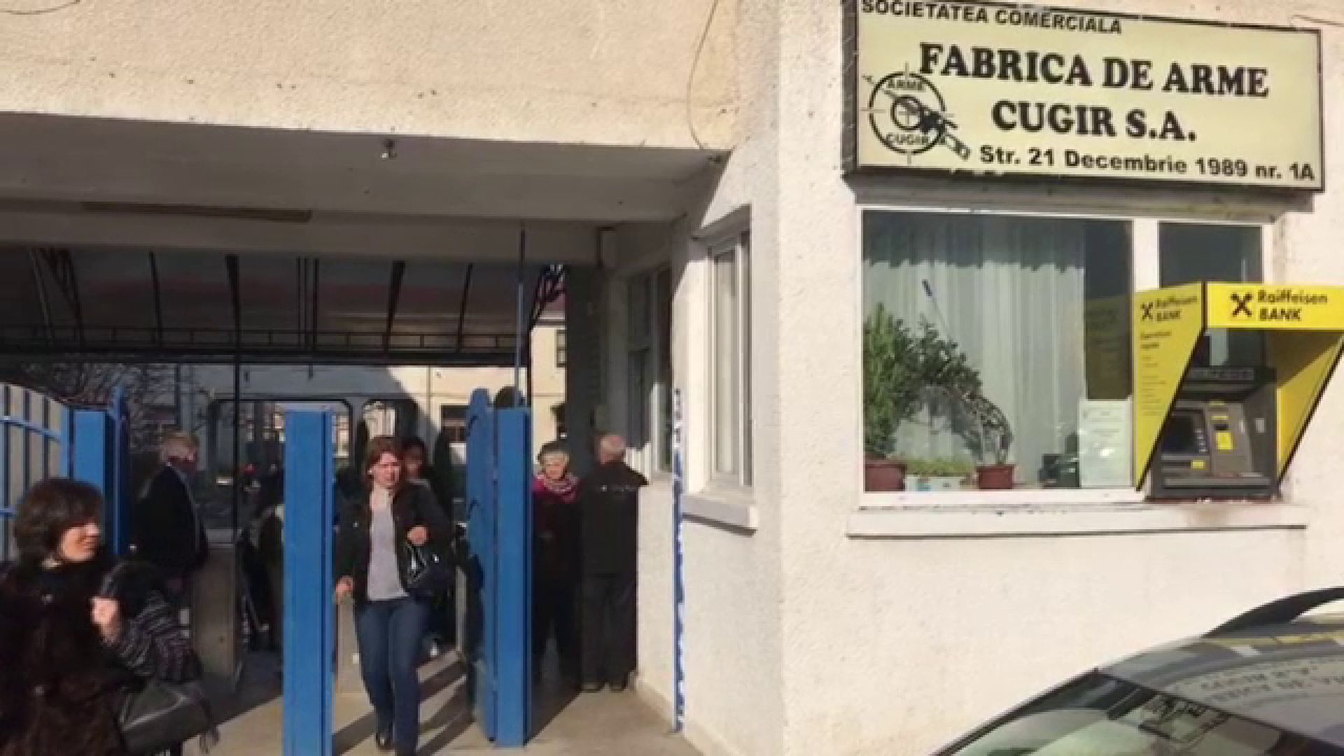 Angajații Fabricii de Arme Cugir protestează după negocierile cu conducea: Cu salariul minim nu mai vine nimeni în industrie
