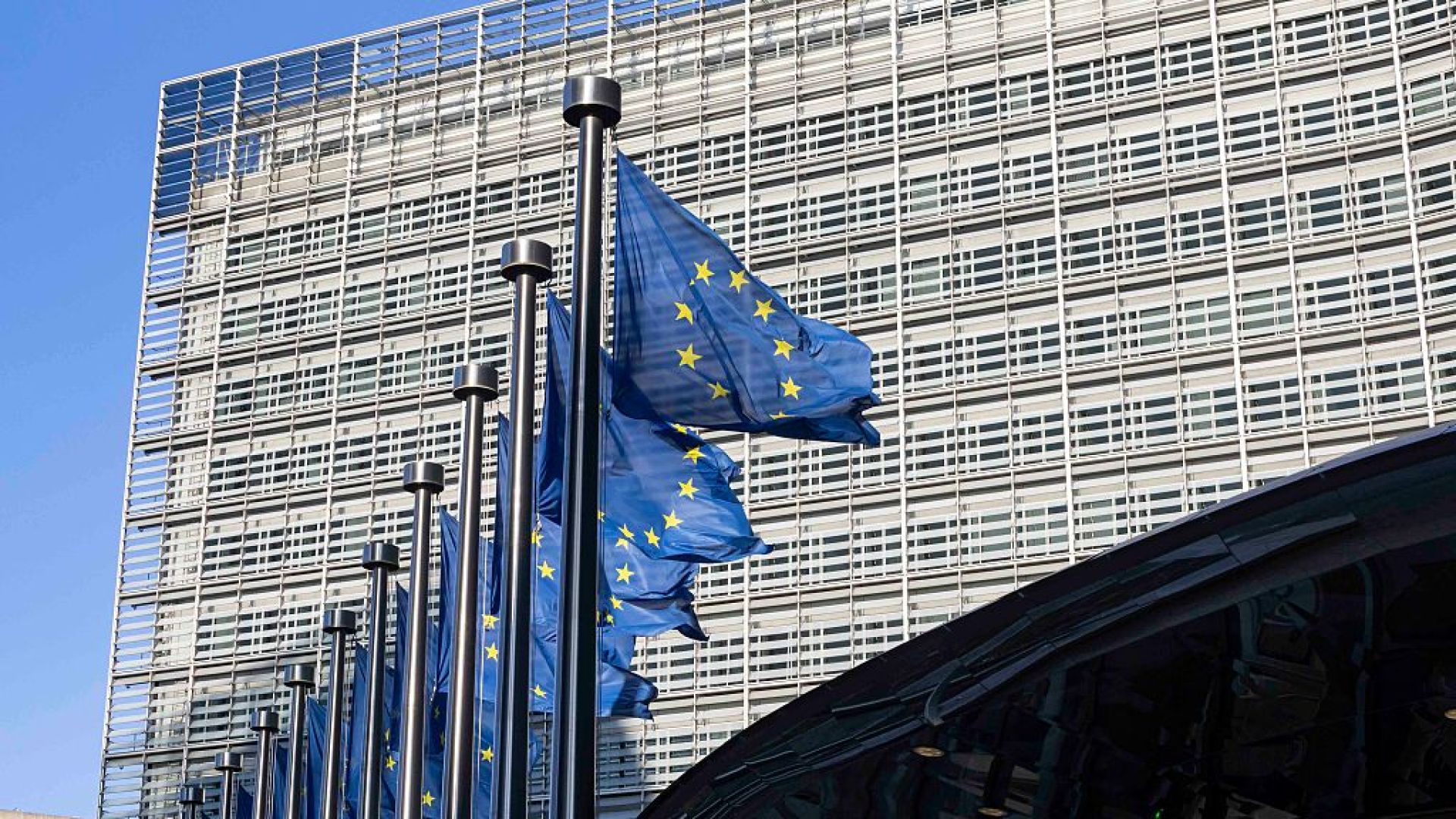 Reacția Comisiei Europene după modificările aduse de Parlament la legea decarbonizării. Va evalua impactul asupra PNRR