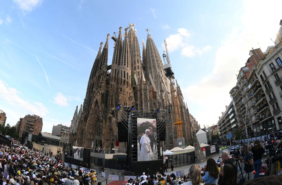 « Nous ne pouvons pas croire en Jésus et promouvoir la guerre »… À Barcelone, le message de paix du pape Léon XIV avant de bénir la plus haute tour de la Sagrada Familia