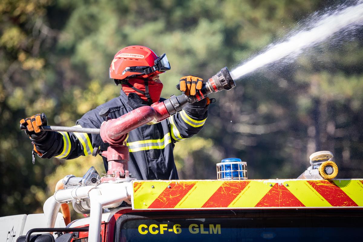 Le sud de la France frappé par un important incendie qui a déjà brûlé 800 hectares, des centaines de pompiers mobilisés